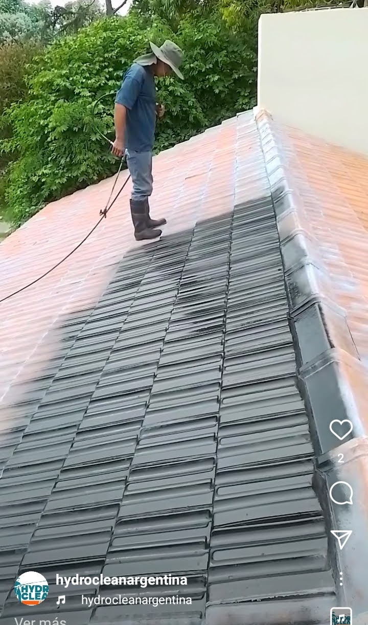 Restauración y pintado de tejas con hidrolavadoras y pulverizadores