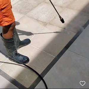 Lavado de bordes de piscinas con hidrolavadoras